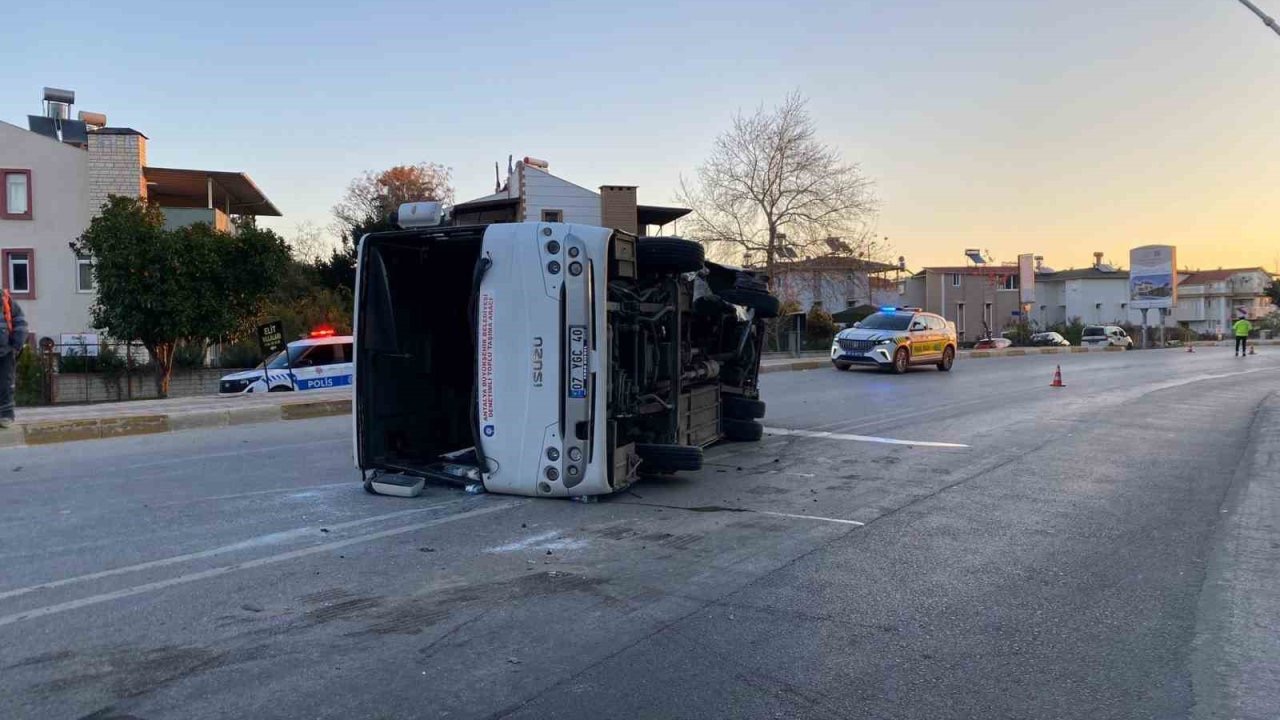 Antalya’da midibüs ile otomobil çarpıştı: 3 yaralı