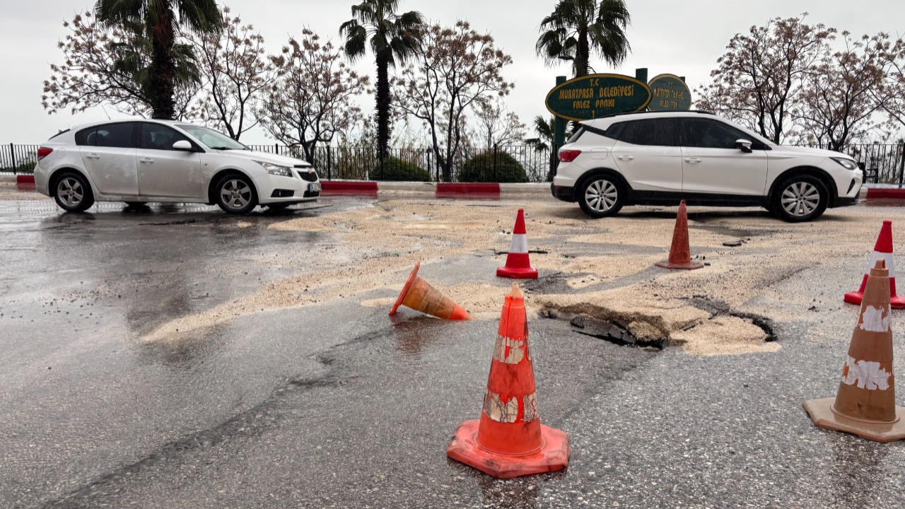 Antalya’da şiddetli yağışta yol çöktü