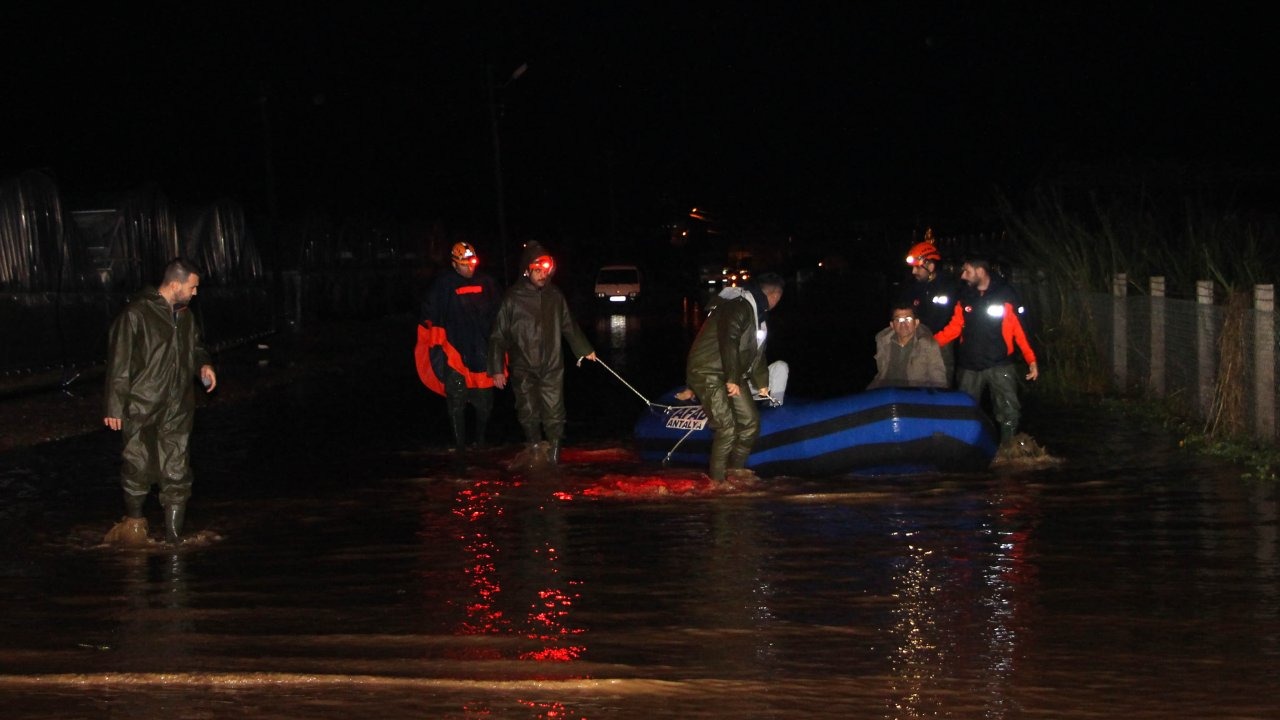 Antalya'da tarım alanlarını su bastı; mahsur kalanlar, iş makinesi ve botlarla kurtarıldı
