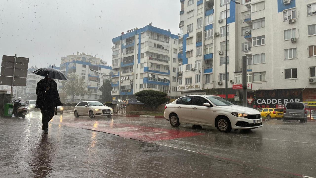Antalya'da yağış ve fırtına hayatı olumsuz etkiledi