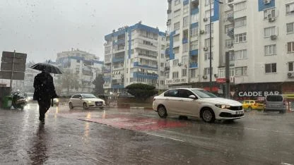 Antalya'da yağış ve fırtına hayatı olumsuz etkiledi