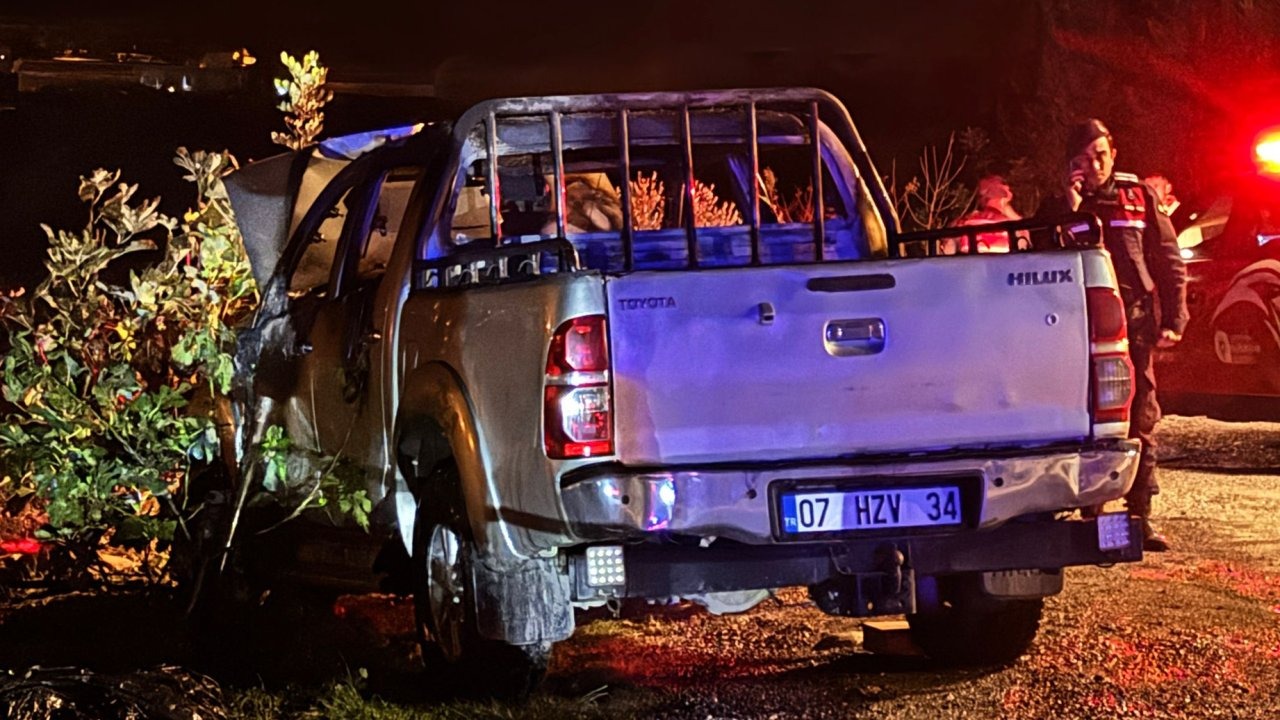 Antalya'da yanan kamyonette erkek cesedi bulundu