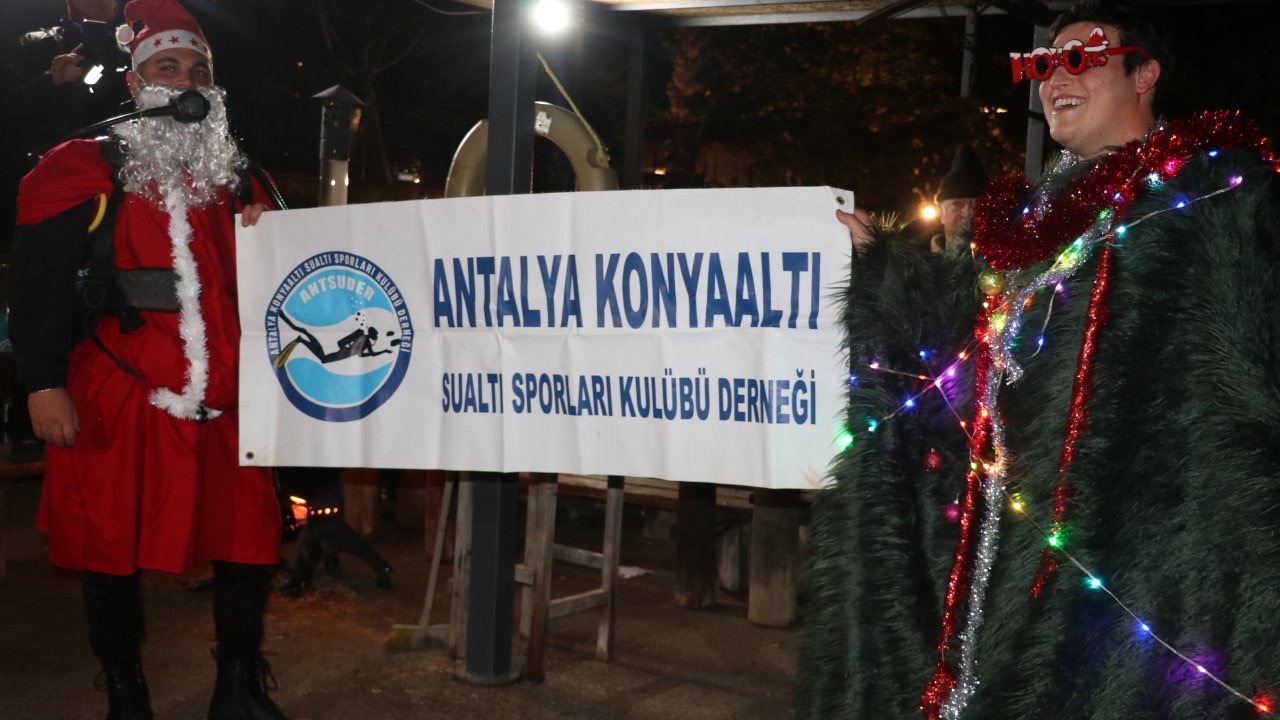 Antalya’da yeni yıl denizde karşılandı