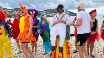 Antalya'da yerleşik yabancılar kostümleriyle denize girdi