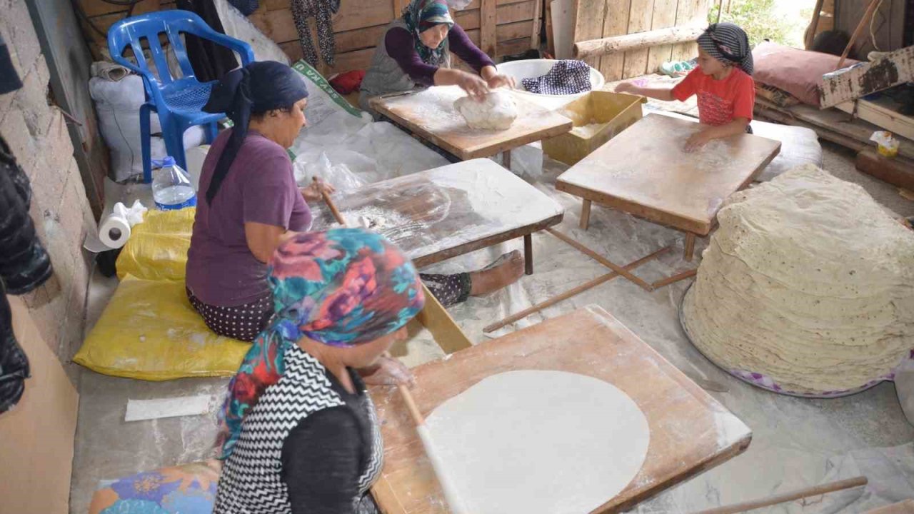 Antalyalı kadınların imece usulü yufka ekmek mesaisi