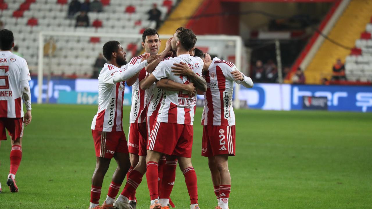 Antalyaspor’dan müthiş geri dönüş! 7 haftalık hasret sona erdi