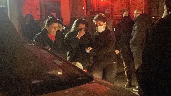 Apartman dairesi küle döndü, ev sahibi komşuların yardımıyla evden çıkartıldı