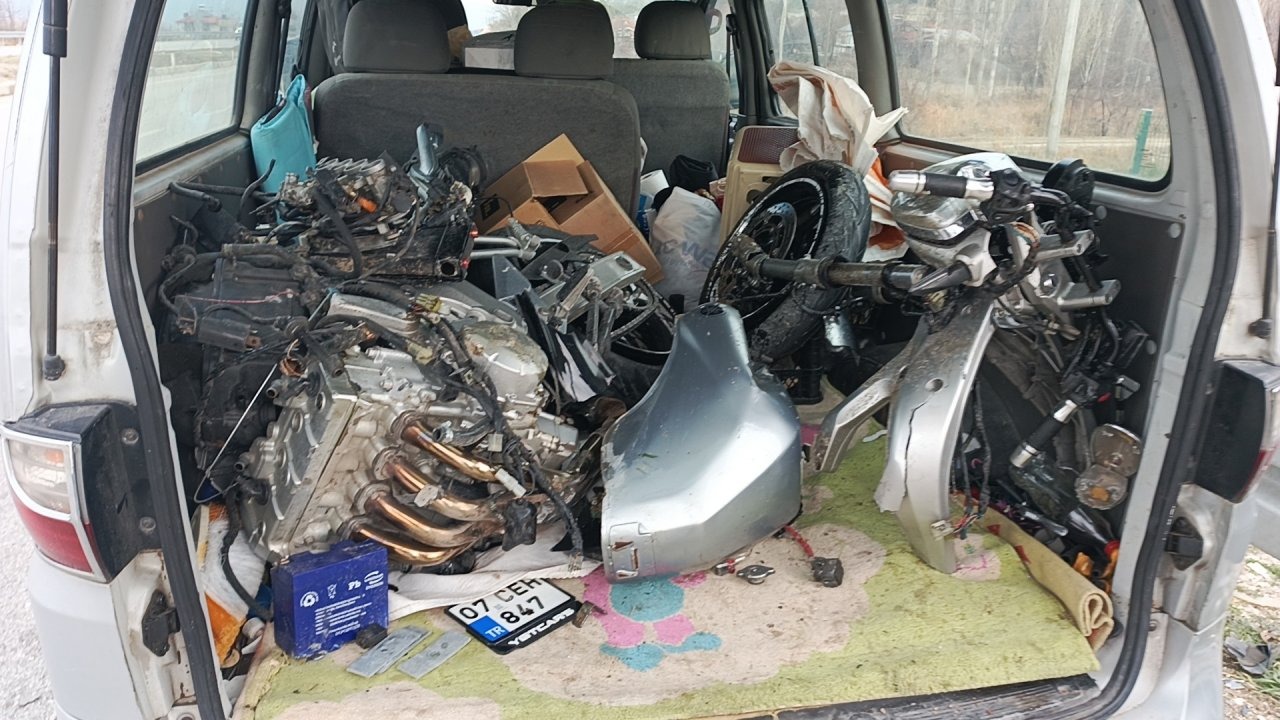 Bariyere çarpan motosikletin ikiye ayrıldığı kazada 1 yaralı