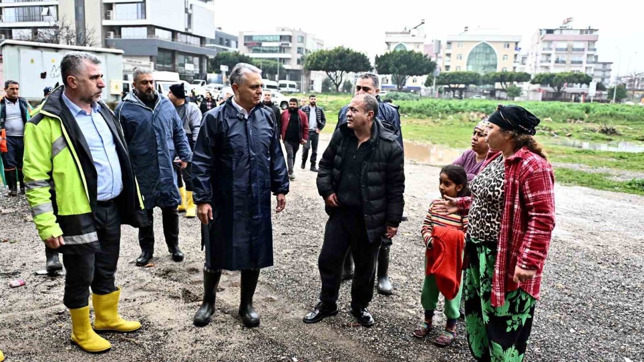 Başkan Uysal, sel baskınından zarar gören evlerde