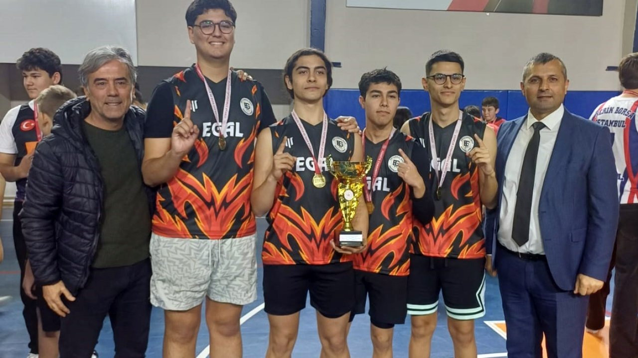 Basketbol turnuvasının birincilerine kupa