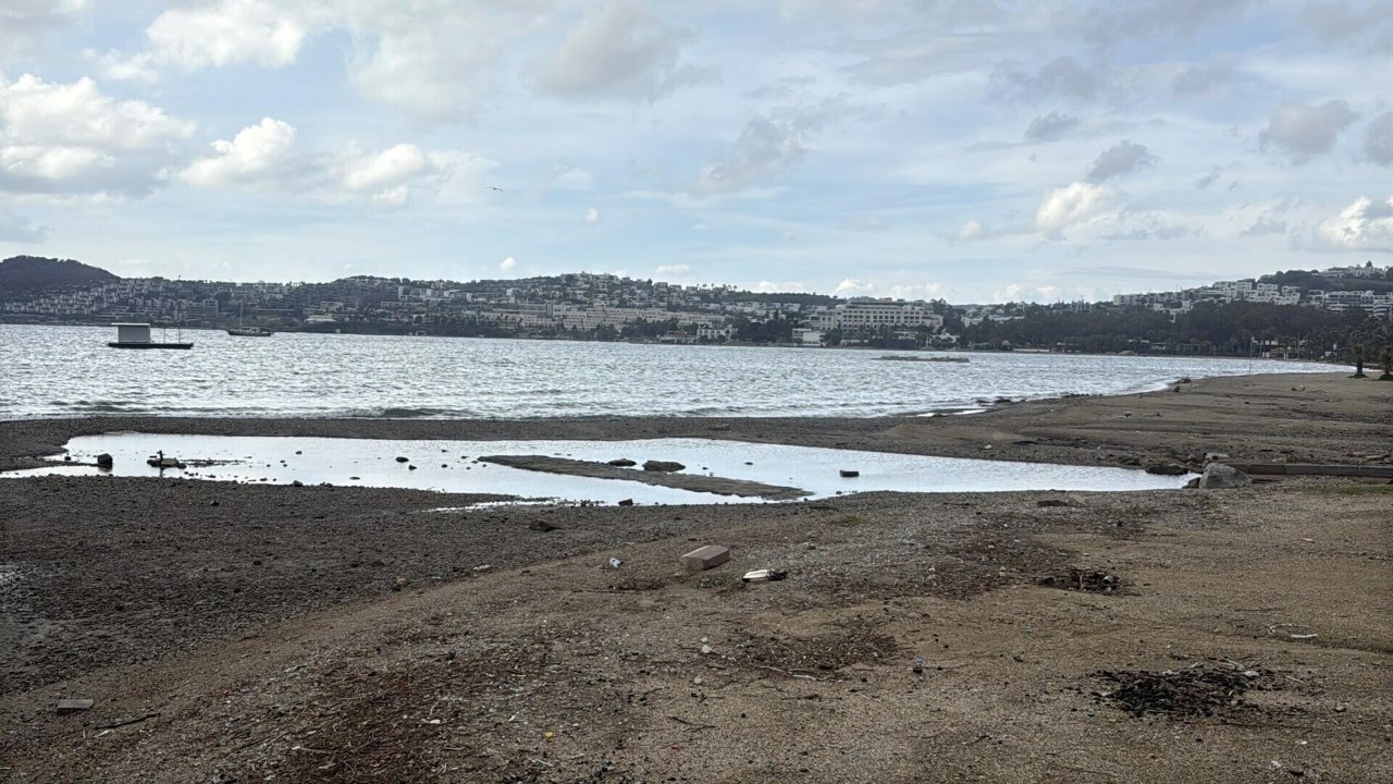 Bodrum’da deniz çekildi, adacıklar oluştu