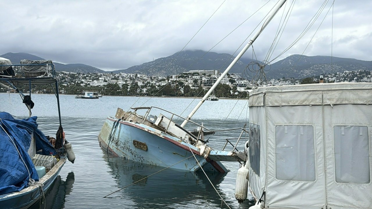 Bodrum'da su alan yelkenli tekne yan yattı