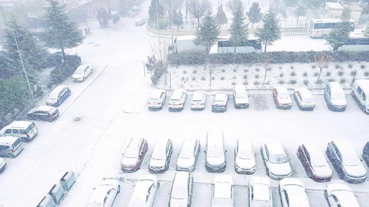 Burdur'da yeni yılın ilk gününde kar yağışı etkili oldu