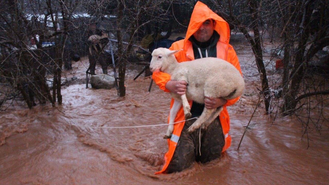 Büyükşehir ekipleri yağmur ve fırtınaya karşı seferber oldu