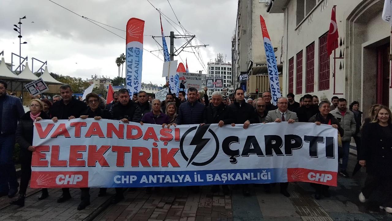 CHP’den elektrik zammına sert tepki: “Bu gizli zam emeklinin ışığını söndürüyor”