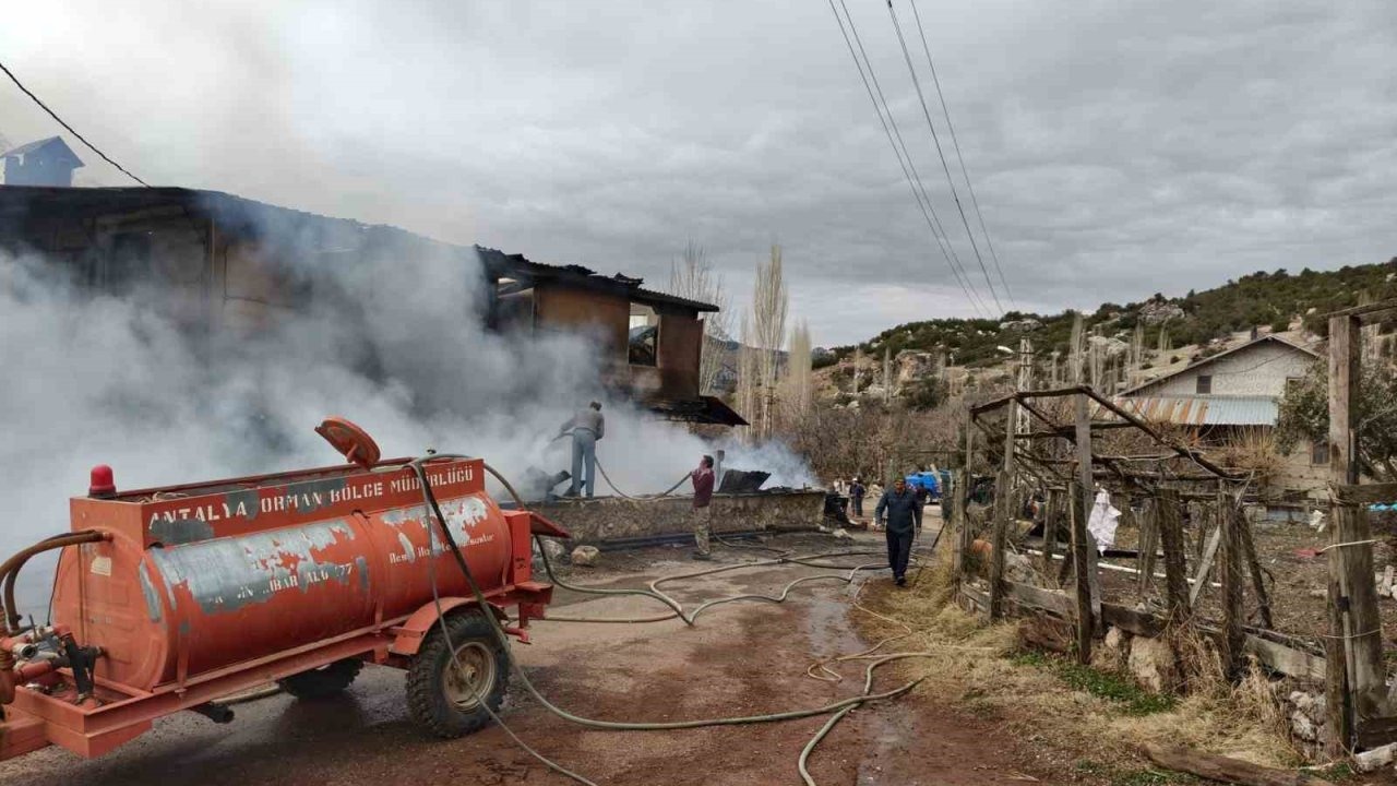 Çıkan yangında ev küle döndü, 1 kişi dumandan etkilendi, 3 hayvan telef oldu