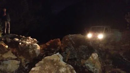 Dev kayalar orman yolunu kapattı