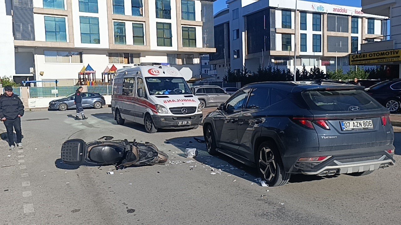 Devrilerek sürüklenen motosikletli otomobile çarptı