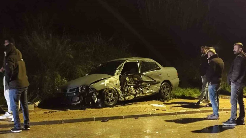 Direğe çarptı, hurdaya dönen araçtan yaralanmadan çıktı