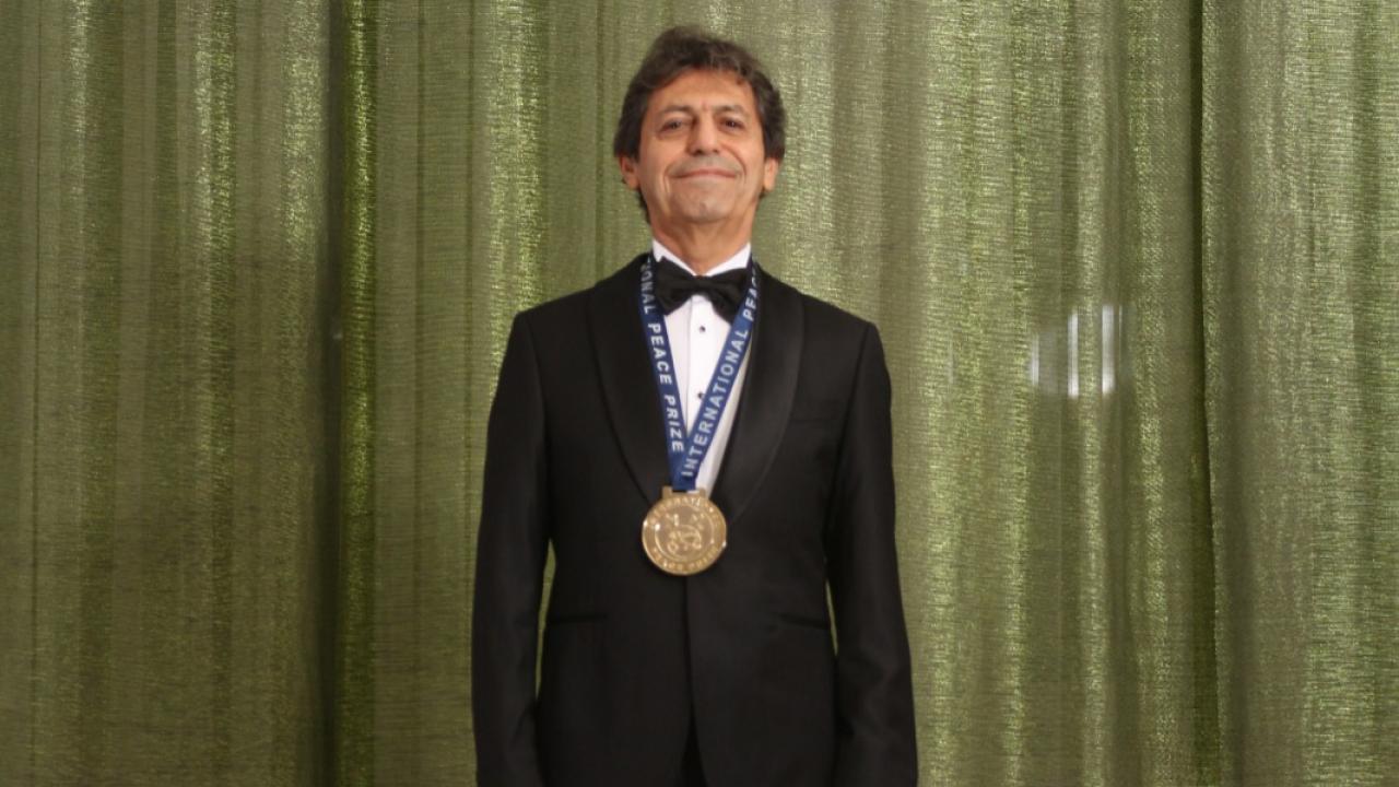 Dünyaca Ünlü Yazar Akif Manaf 2025 Yılı International Peace Prize Ödülü’nü Aldı