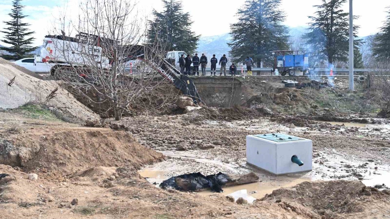 Eğirdir’den gelen içme suyu borusundaki patlak ekiplerce giderildi