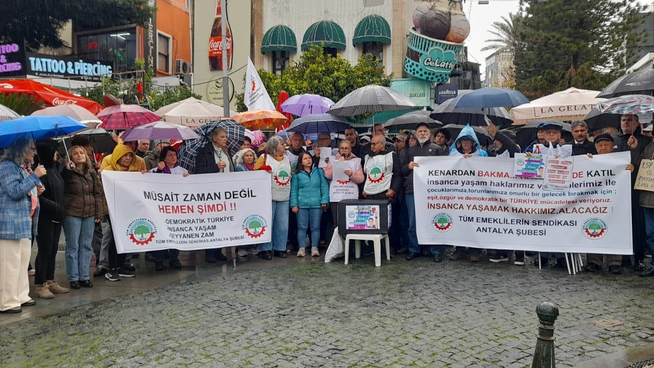 Emekliler yağmura ragmen zam diye seslendi