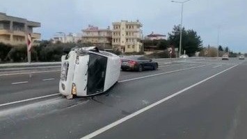 Emniyet şeridindeki araca çarptı: 2 yaralı