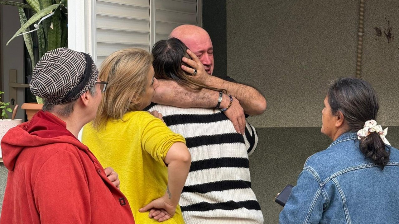 Evleri yanan baba ile kızı, sarılarak birbirini teskin etti