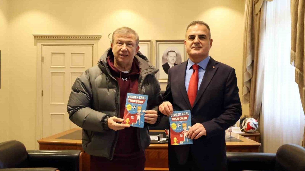 Futbolun efsane ismi Vali Akbıyık’a ‘Gerçek Kral Tanju Çolak’ kitabını hediye etti