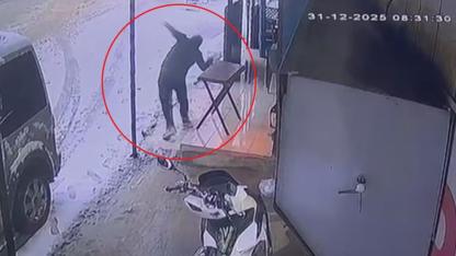 Kar yağışından dolayı kayganlaşan zemine ayağını atan yerle bir oldu