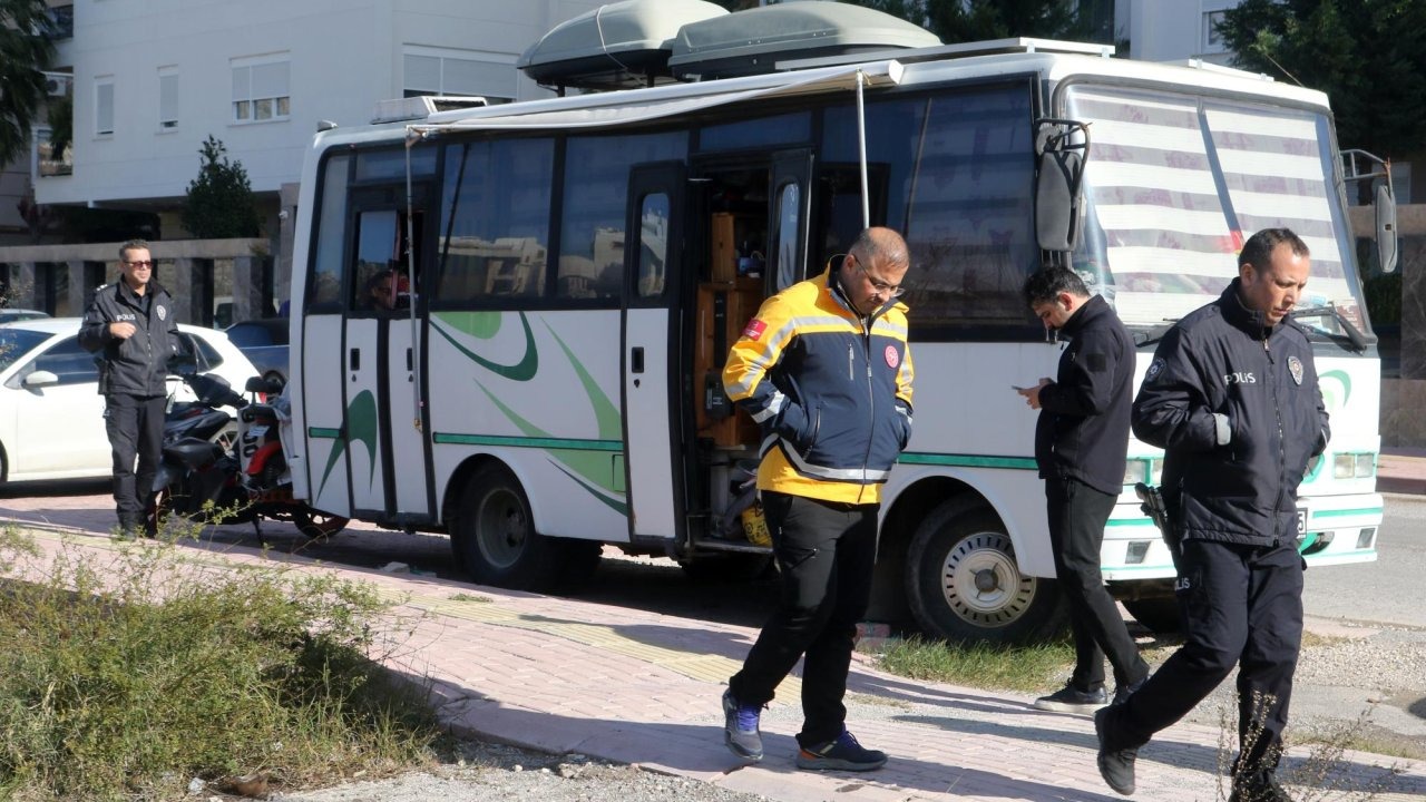 Karavana çevrilen midibüste ölü bulundu