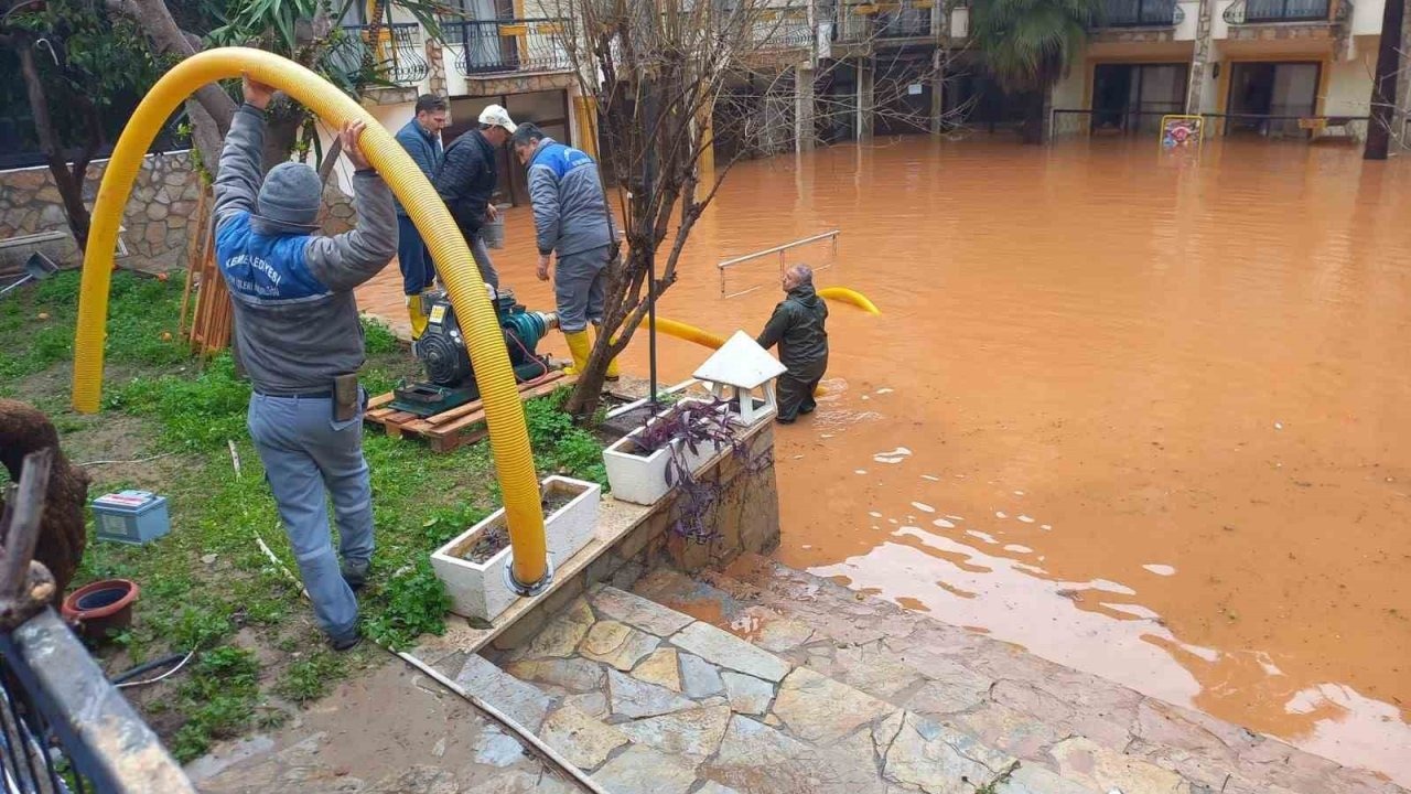 Kemer’de sağanak sonrası temizlik çalışmaları devam ediyor