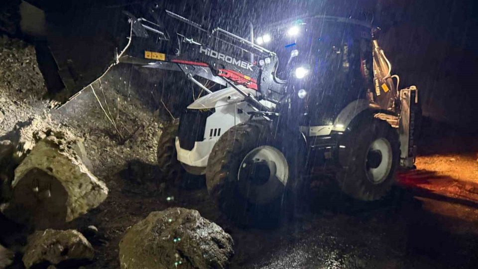 Kemer’de yağış nedeniyle istinat duvarı çöktü