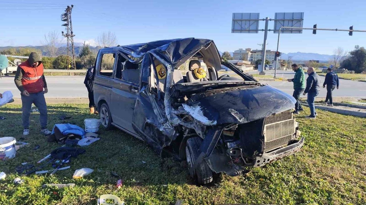 Kırmızı ışık ihlali yapan aracın çarptığı minibüs devrildi: 5 yaralı