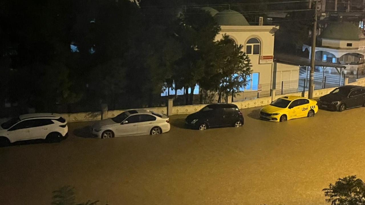 Konyaaltı'nda yollar göle döndü!