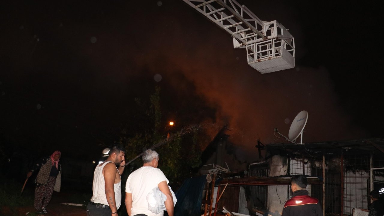 Kundaklanan gecekondu alevlere teslim oldu