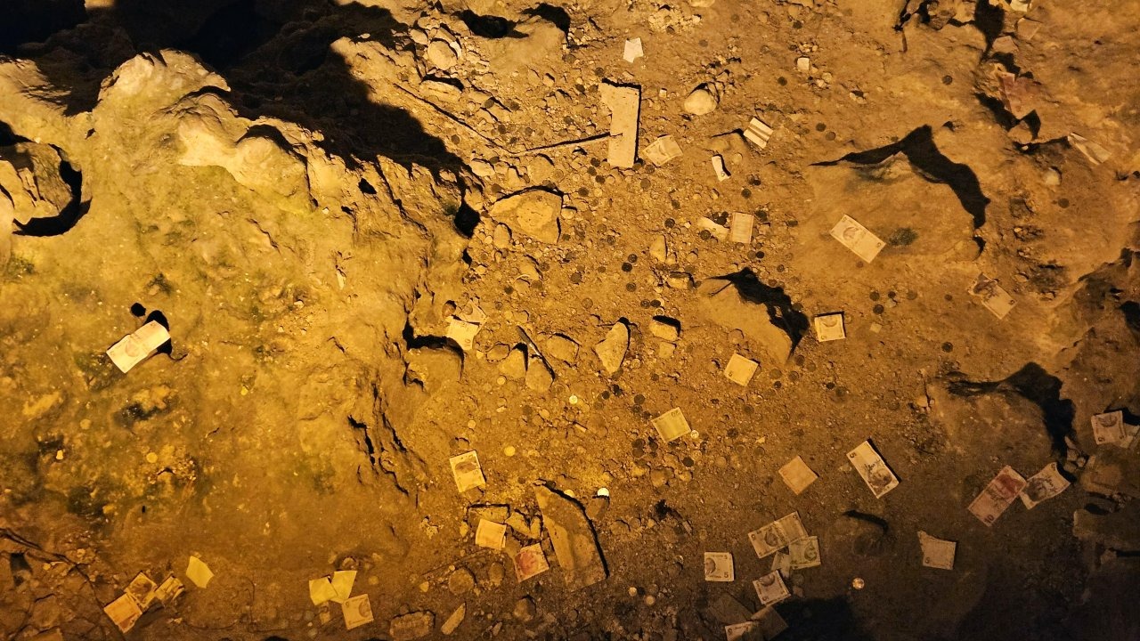 Kuruyan 'Dilek Gölü'ne artık kağıt para atılıyor