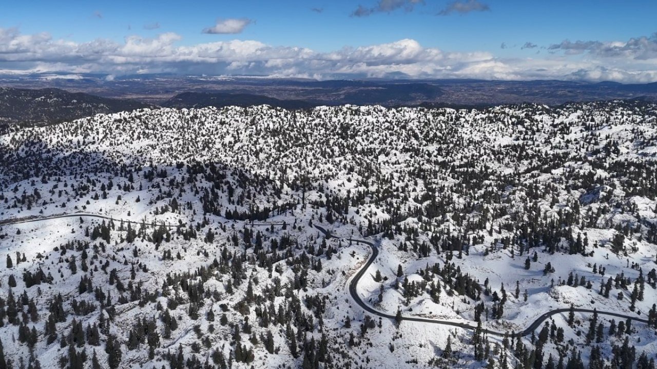 Mersin’de karla kaplanan ormanlık alandan kartpostallık görüntüler