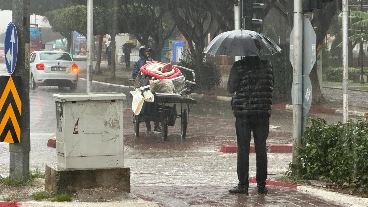 Meteoroloji uyardı! Antalya'da yağışlar başladı