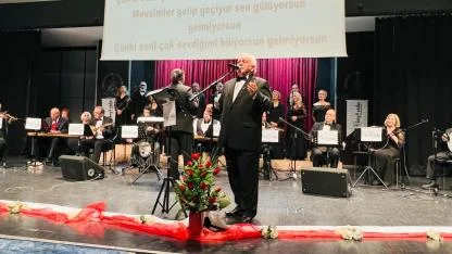 Müziğin birleştirici gücünde buluşan farklı mesleklerden emekliler kulakların pasını siliyor