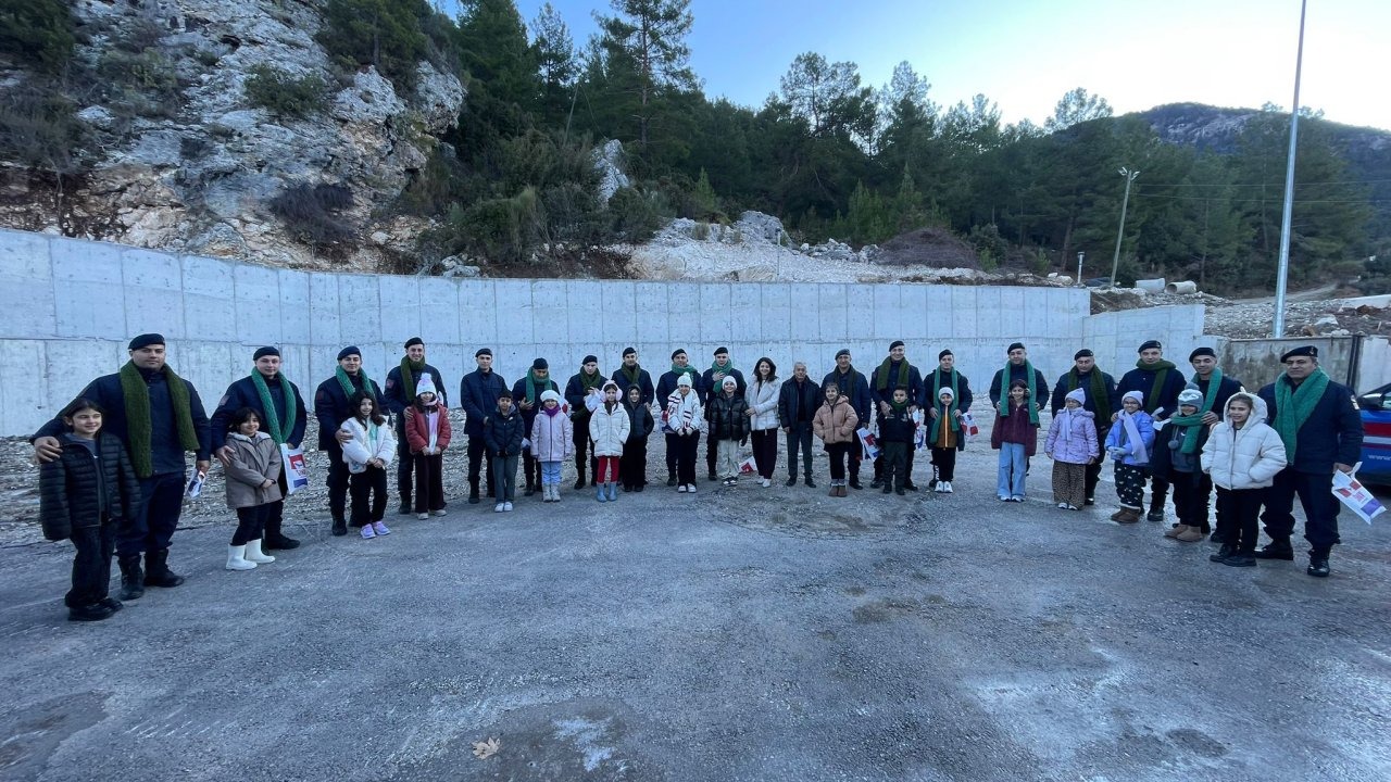 Öğrenciler jandarma personeline atkı ördü