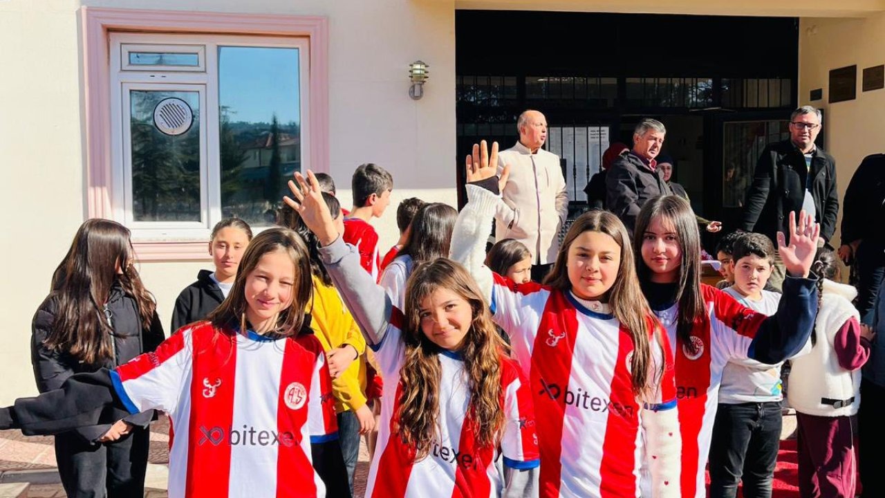 Öğrencilere Antalyaspor forması hediyesi
