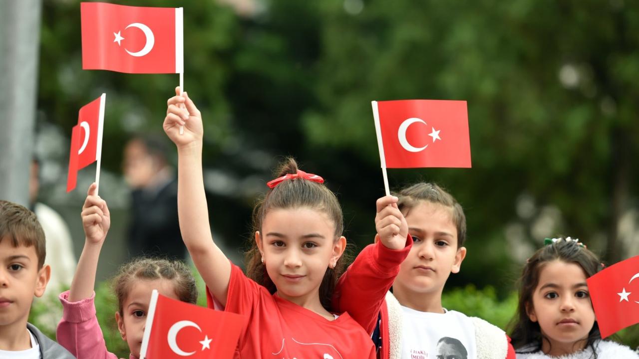 Okullarda ikinci dönem "Bayrak Sevgisi" temasıyla başlayacak