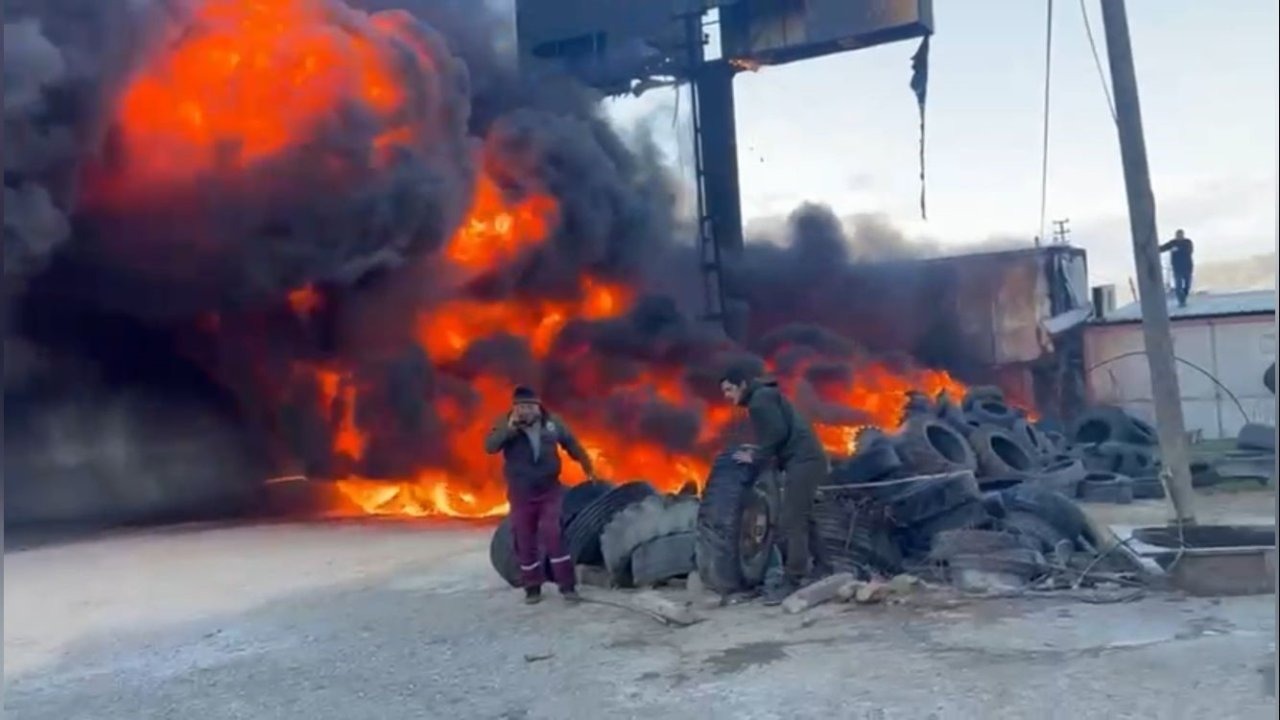 Oto lastikçide yangın: D-400’ü kara dumanlar kapladı
