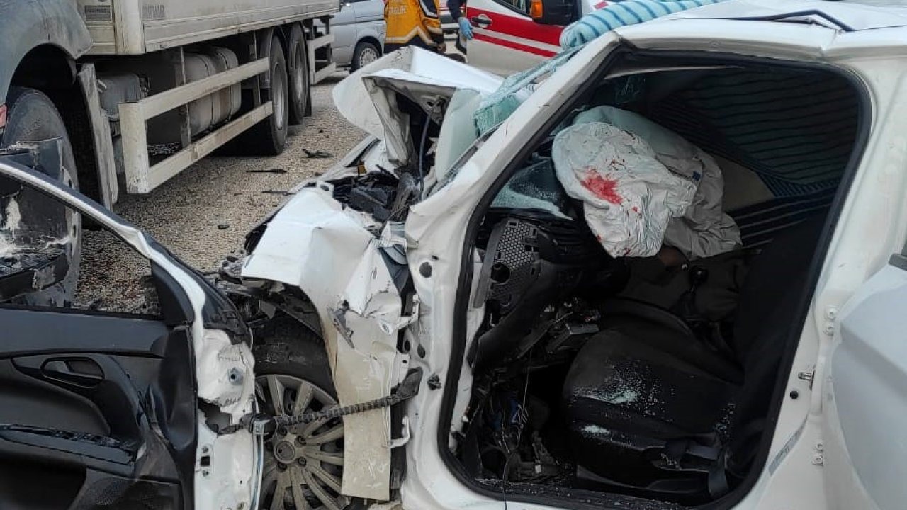 Otomobil, park halindeki TIR'a çarptı: 2 ölü, 1 yaralı