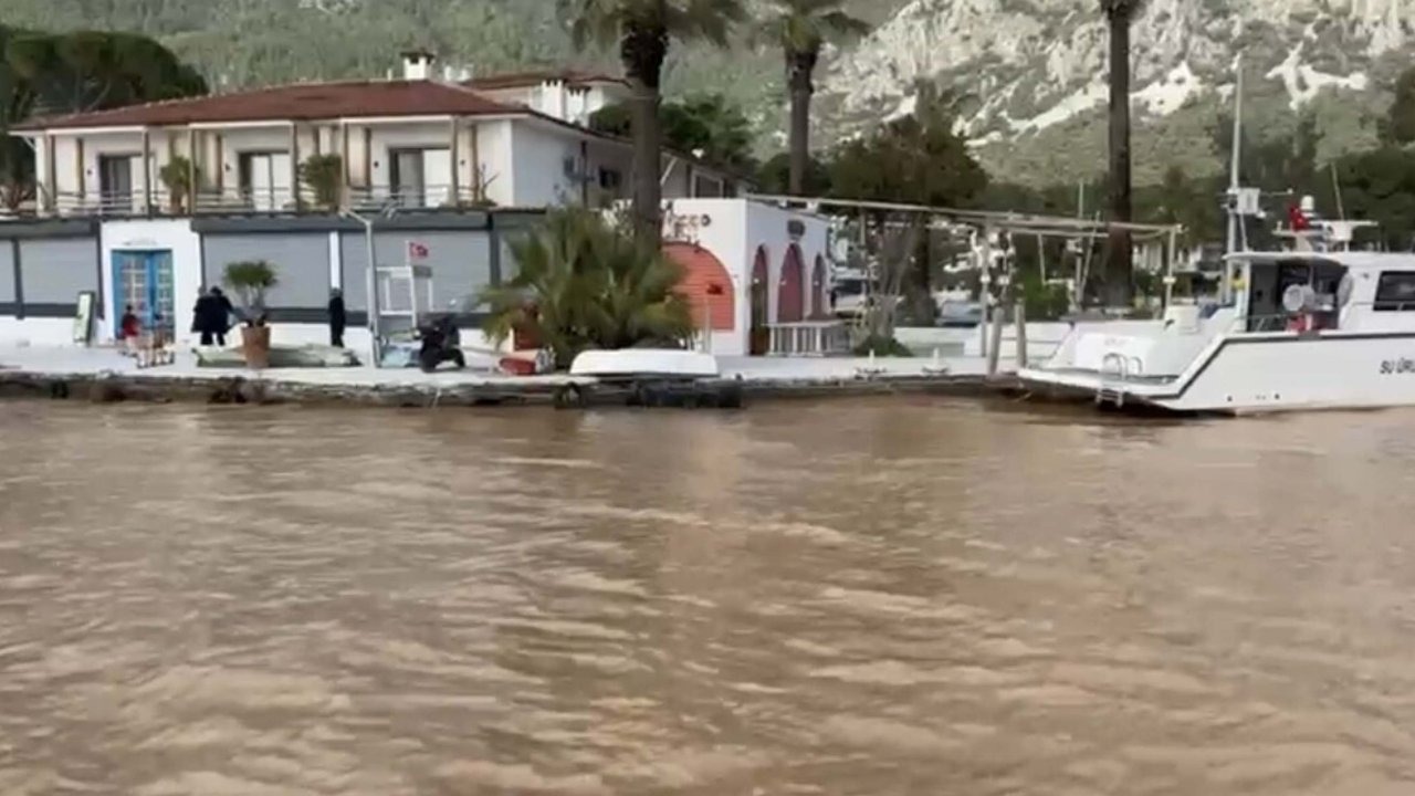 'Sakin Şehir'de denizin rengi değişti