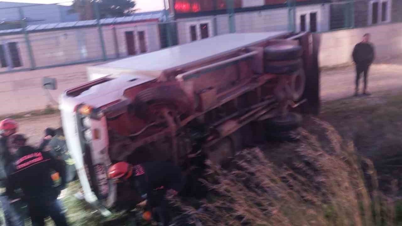 Serik’te devrilen kamyonetin sürücüsü ağır yaralandı