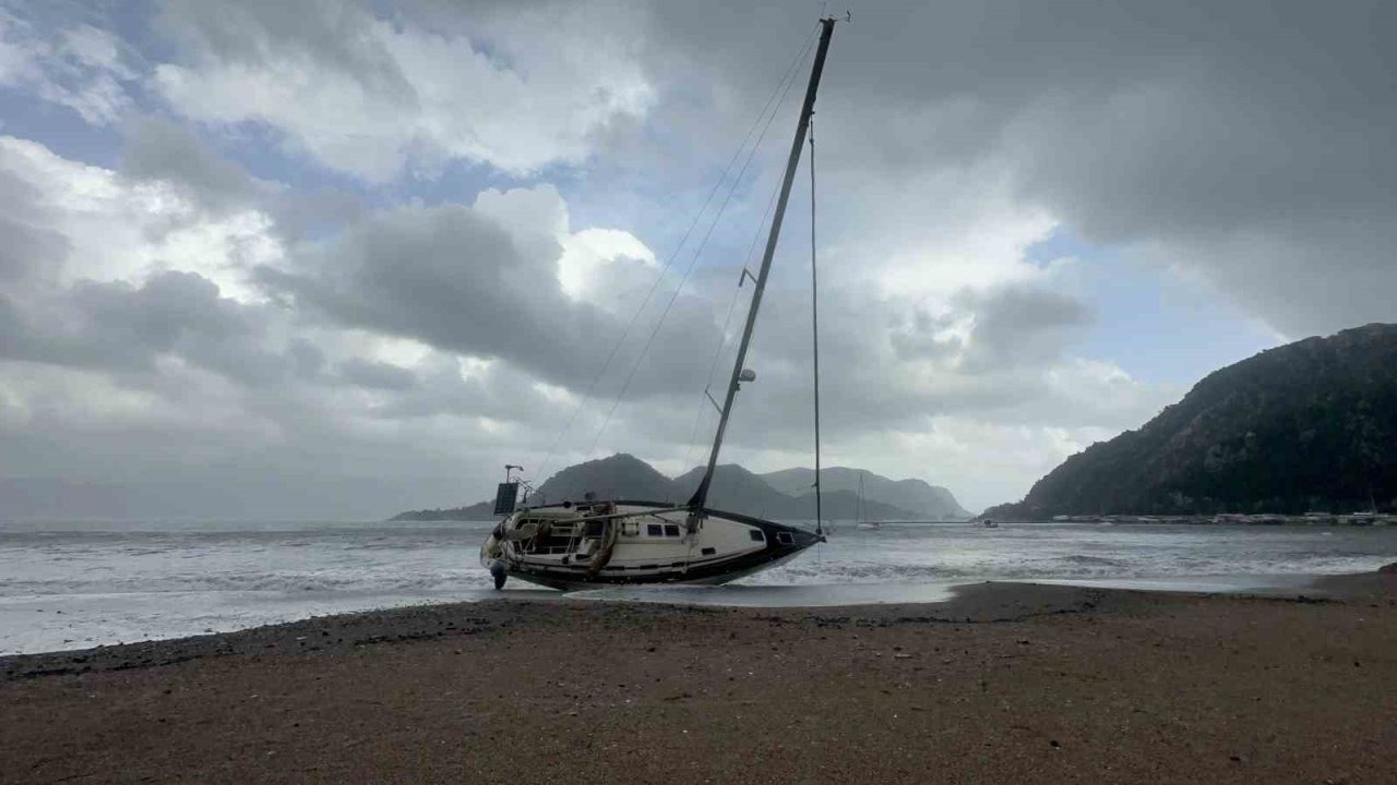 Şiddetli fırtına ve sağanak yağış etkili oluyor