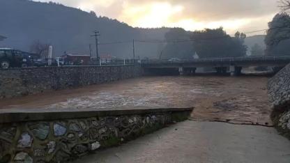 Şiddetli sağanak yağış sebebiyle dere yatağında sel meydana geldi