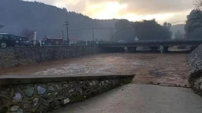 Şiddetli sağanak yağış sebebiyle dere yatağında sel meydana geldi